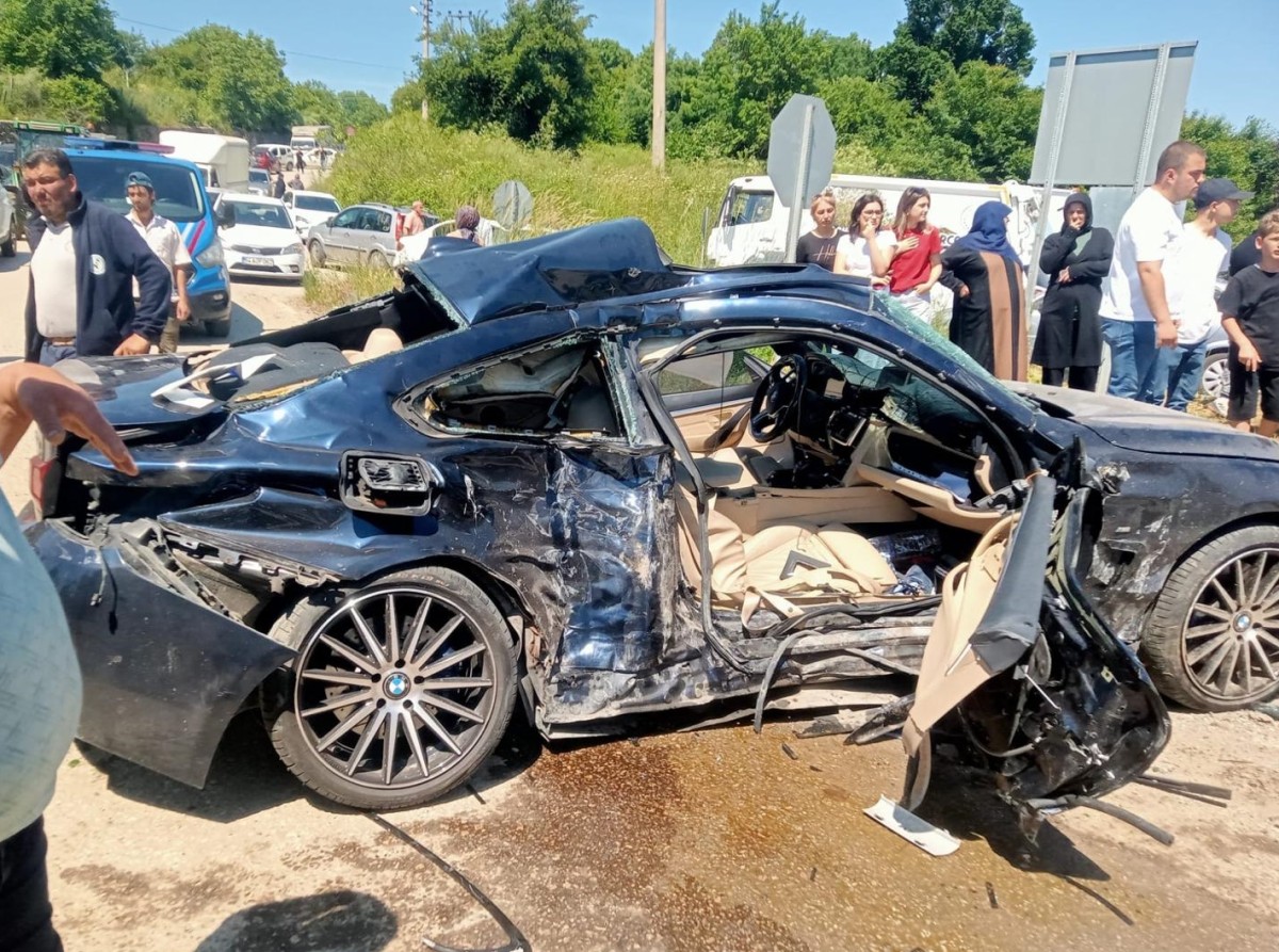 Sakarya'da otomobil ile hafif ticari aracın çarpıştığı kazada 7 kişi yaralandı