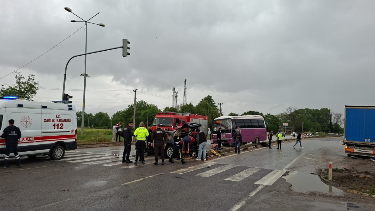 Sakarya'da tır, halk otobüsü ve otomobilin karıştığı kazada 6 kişi yaralandı