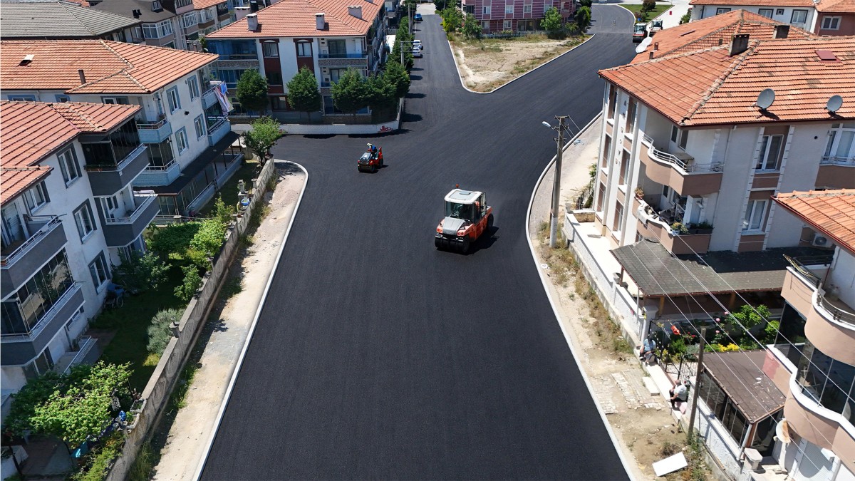 Büyükşehir Karasu’da sahil trafiğini rahatlatacak caddede asfalt çalışmalarına başladı