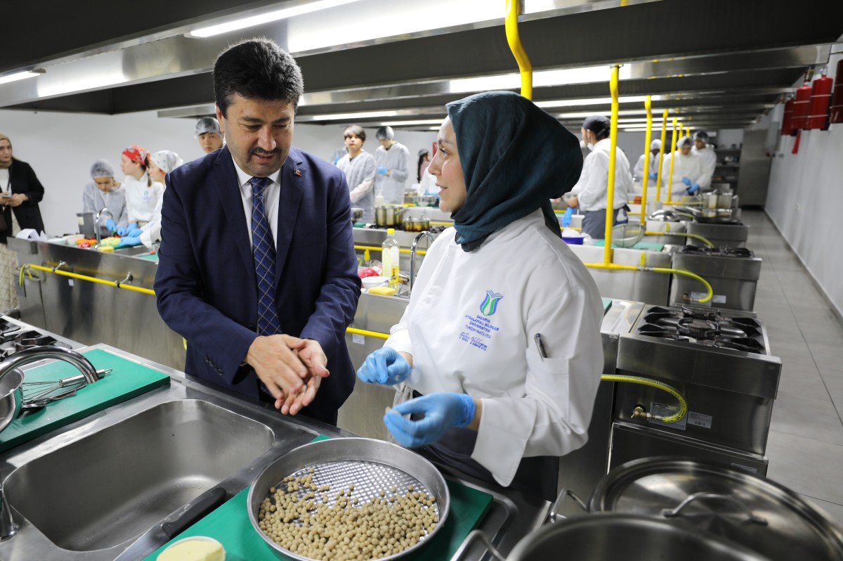 Gastronomi öğrencileri protokol üyelerini ağırladı