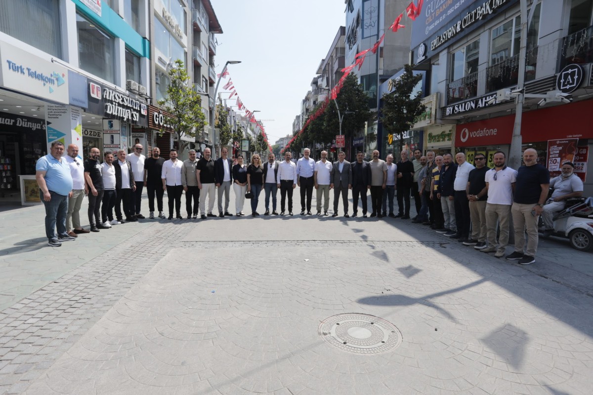 Başkan Altuğ, Çark Caddesi Ticaret Erbaplarıyla Bir Araya Geldi