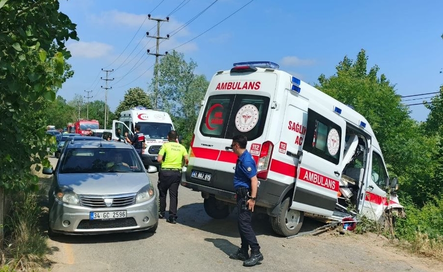Kocaeli'de ambulansın yoldan çıktığı kazada biri hasta 3 kişi yaralandı