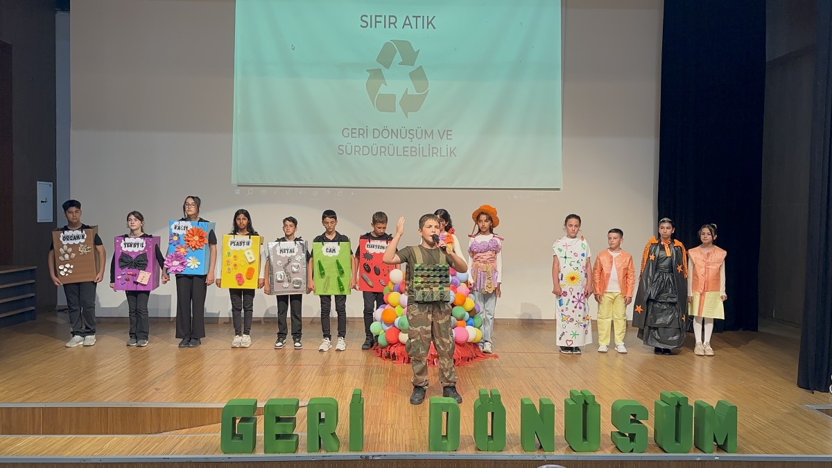 Akyazı'da ortaokul öğrencilerinden sıfır atık, geri dönüşüm ve sürdürülebilirlik temalı drama