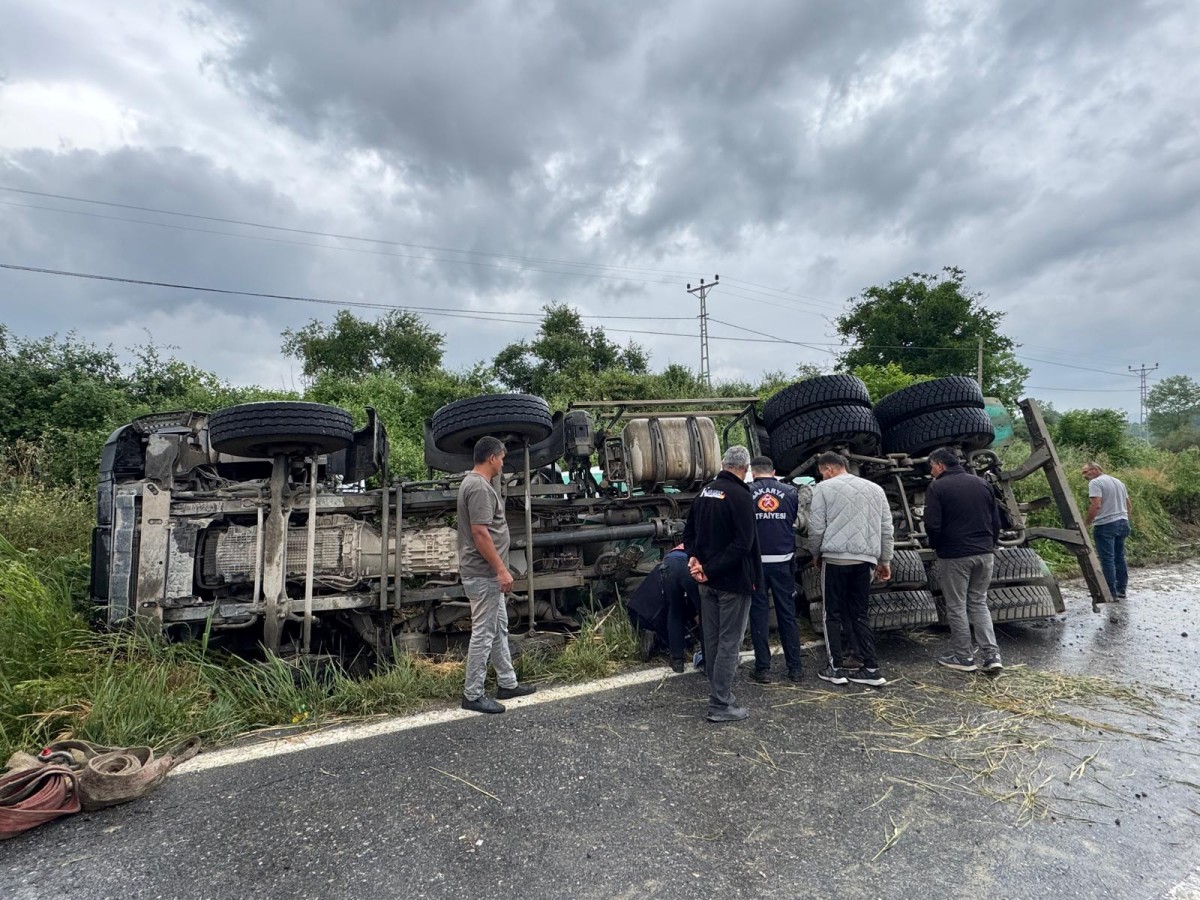 Sakarya'da devrilen beton mikserinin sürücüsü yaralandı