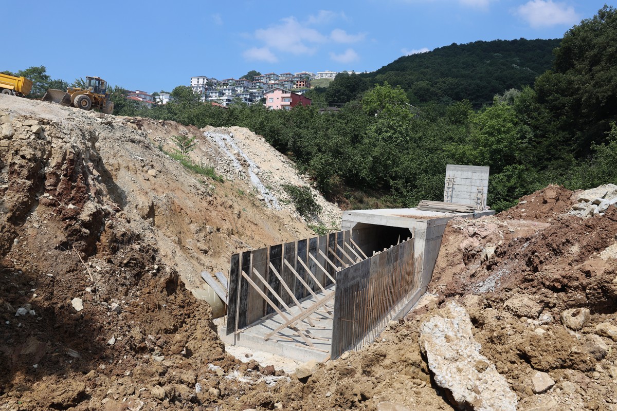 Beşköprü ulaşımı için 14 metrelik istinat duvarı tamam, altyapı bitiyor