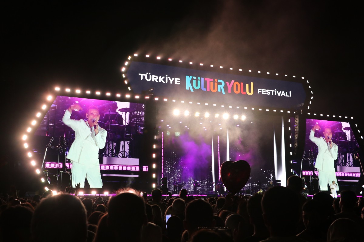 Sakarya Kültür Yolu Festivali'nde şarkıcı Ferhat Göçer sahne aldı