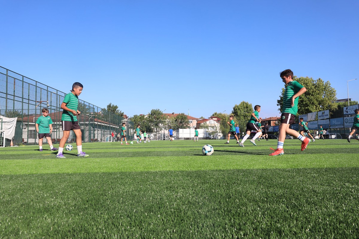 Harmanlıkspor'da yeni sezon, yenilenen zeminde başladı