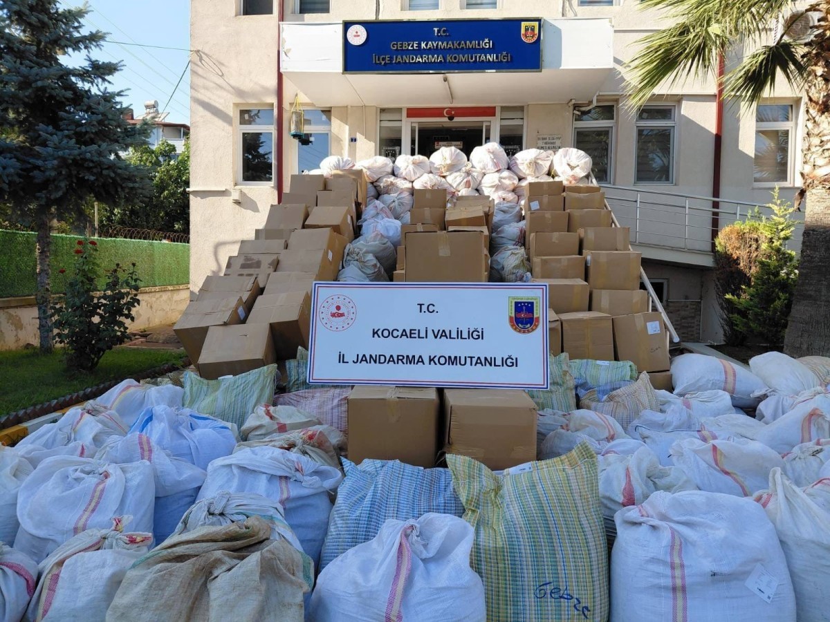 Kocaeli'de durdurulan araçta 5 ton 20 kilogram kaçak tütün ele geçirildi