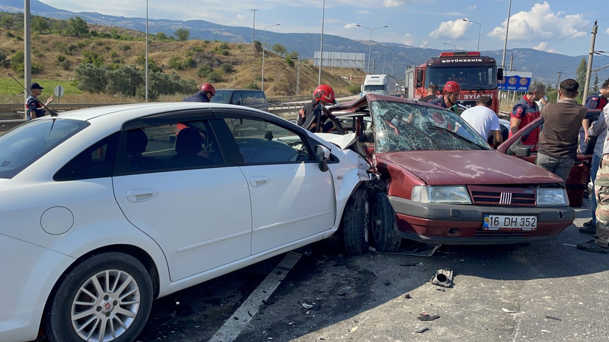 Sakarya'da iki otomobilin çarpıştığı kazada 7 kişi yaralandı