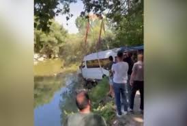 Bilecik'te Sakarya Nehri'ne devrilen minibüs vinç yardımıyla sudan çıkarıldı