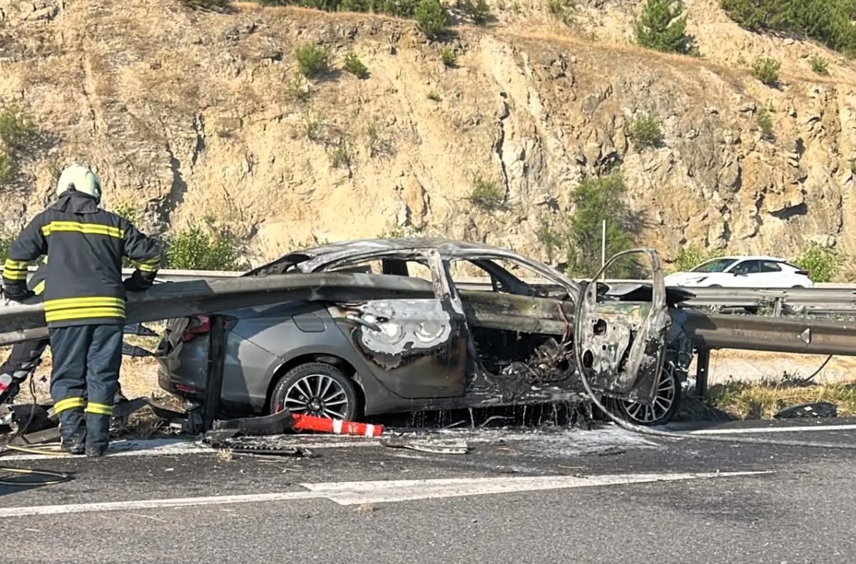 Bilecik'te bariyerlere çarparak alev alan otomobildeki 3 kişi yaralandı