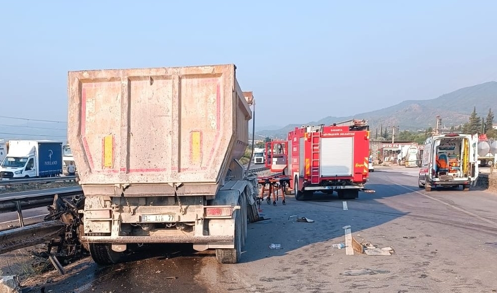 Sakarya'da bariyere çarpan tırdaki 1 kişi öldü, 1 kişi yaralandı