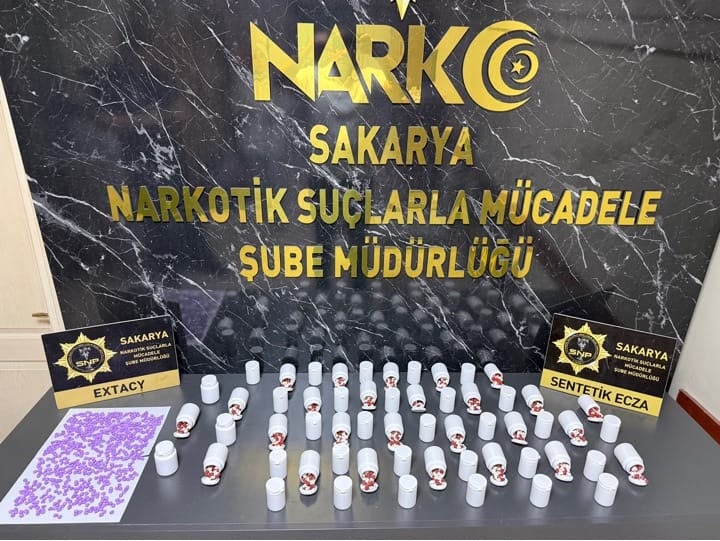 Kuzey Marmara Otoyolu'nda durdurulan araçta 3 bin 147 sentetik ecza ele geçirildi