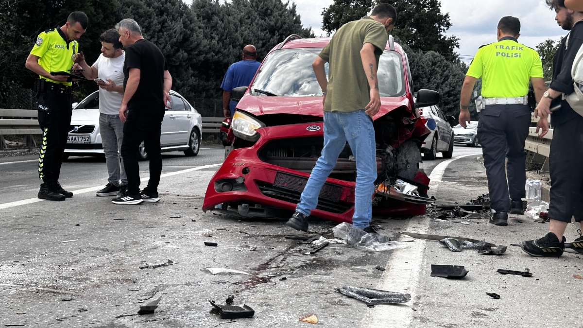 Sakarya'da otomobil ile hafif ticari aracın çarpıştığı kazada 2 kişi yaralandı