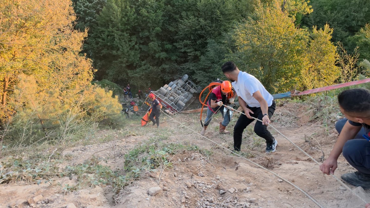 Sakarya'da şarampole devrilen ağır yük nakliye aracının sürücüsü öldü