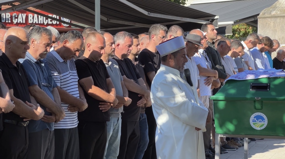 Sakarya'da üvey oğlu tarafından tabancayla vurularak öldürülen kişi defnedildi