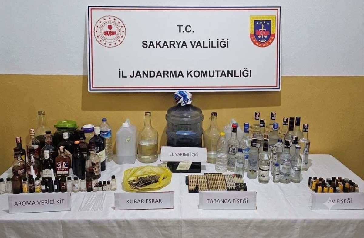 Sakarya'da uyuşturucu ve kaçakçılık operasyonlarında yakalanan 2 zanlı tutuklandı
