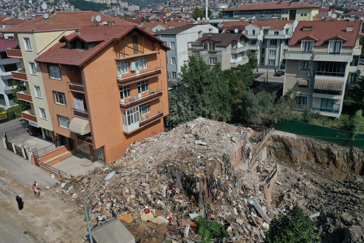Kocaeli'de tedbiren boşaltılan 4 katlı bina kontrollü yıkıldı