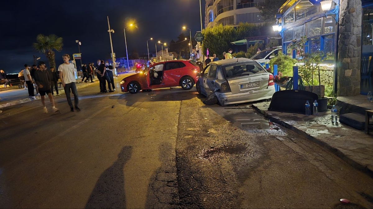 Bursa'da 2 otomobilin çarpıştığı kazada 4 kişi yaralandı