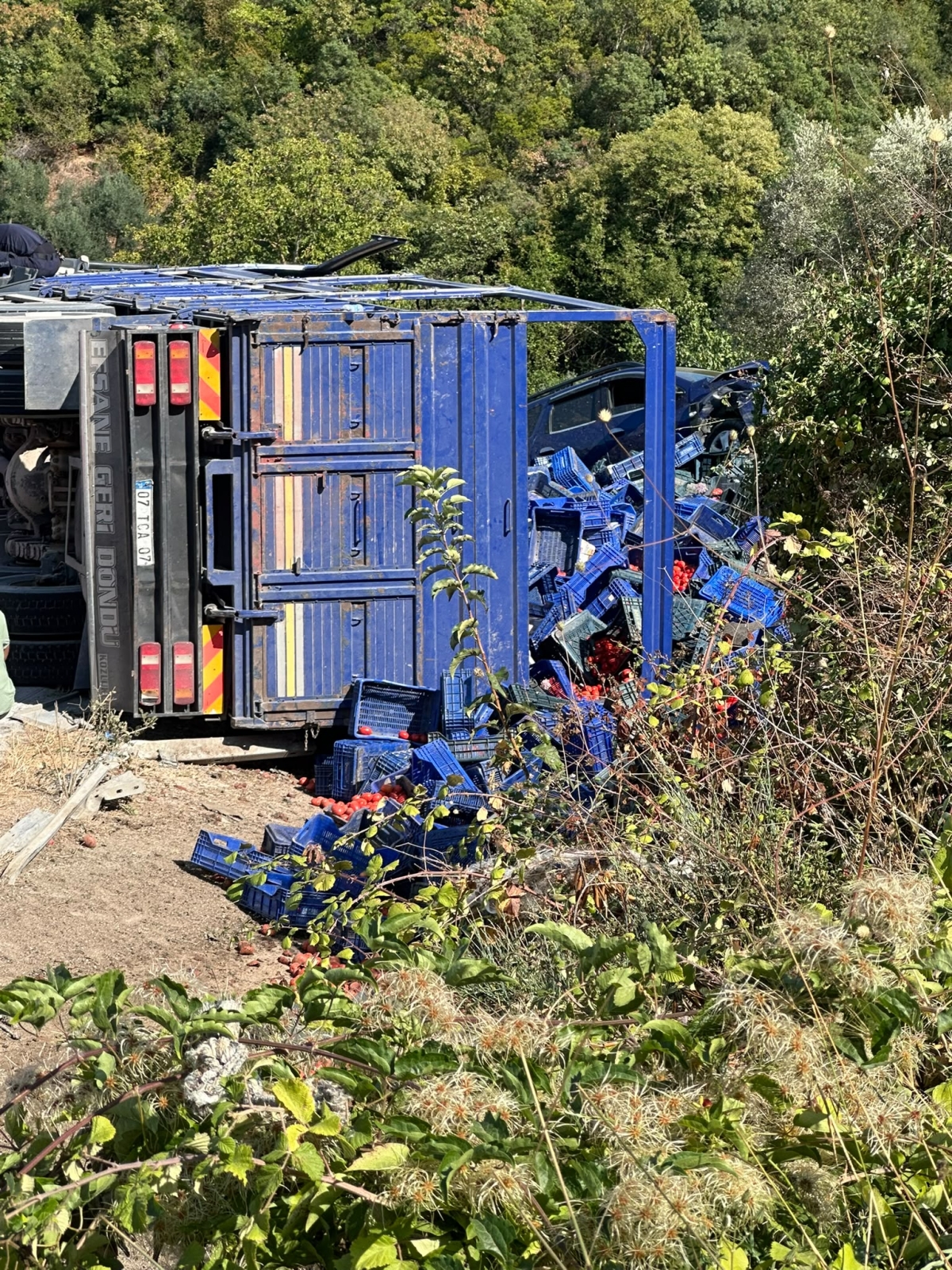 Bursa'da otomobile çarptıktan sonra devrilen kamyondaki 1 kişi öldü, 1 kişi yaralandı