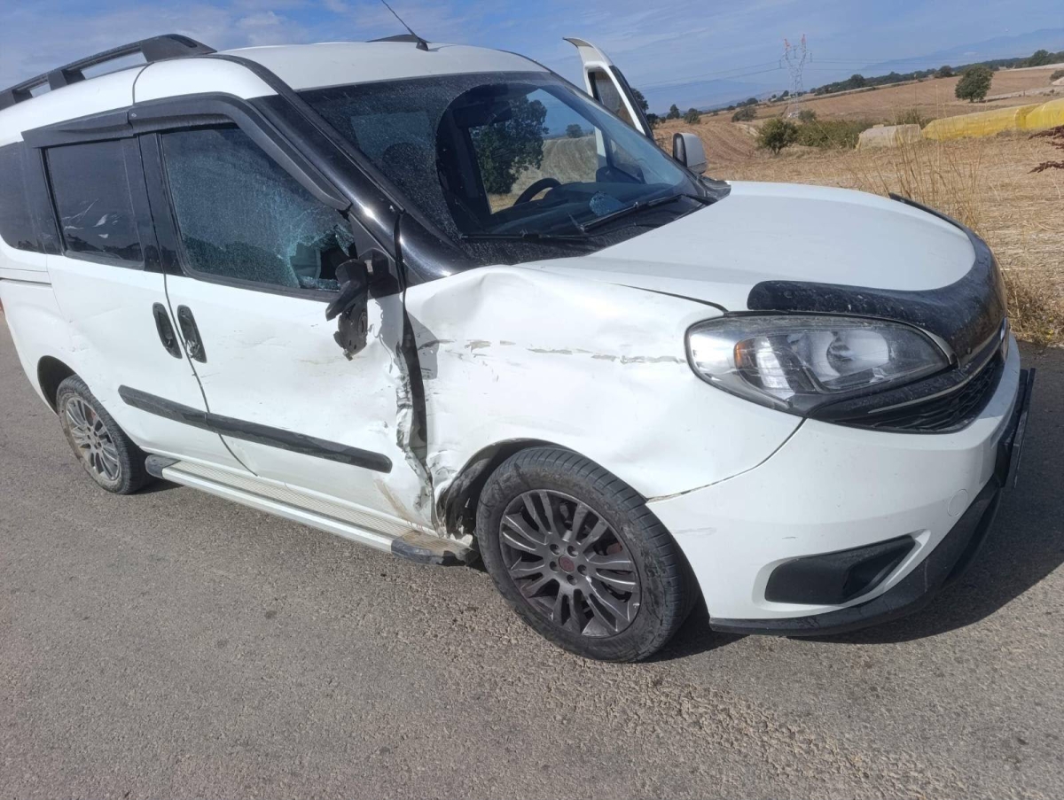 Bilecik'te hafif ticari araca çarpan motosiklet sürücüsü yaralandı