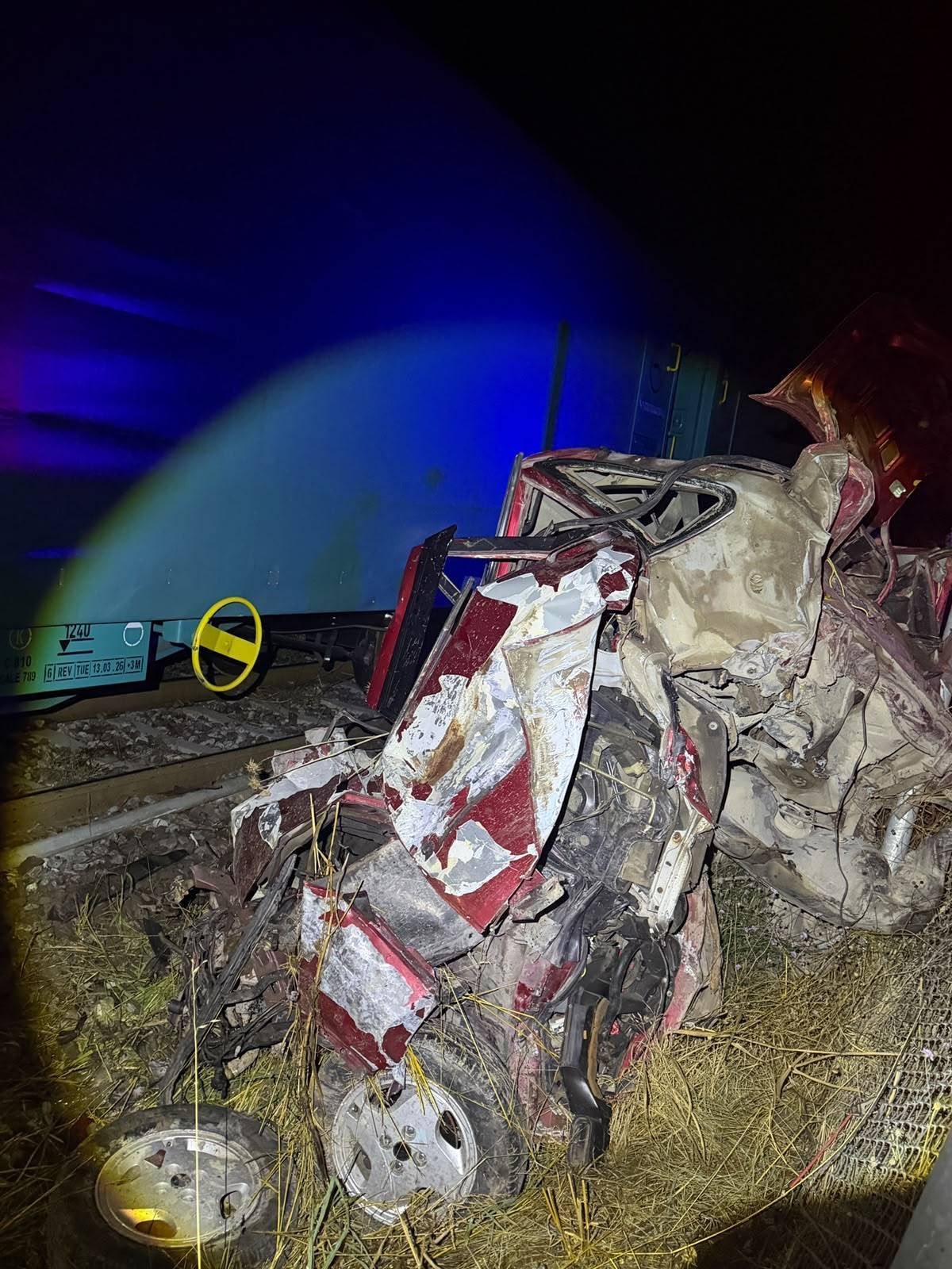 54 plakalı otomobile tren çarptı