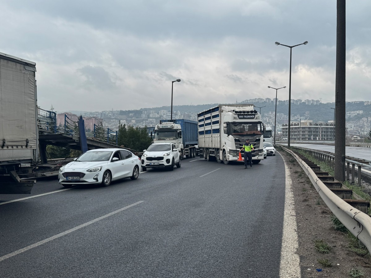 Anadolu Otoyolu'nda bariyere çarpan tır ulaşımı aksattı
