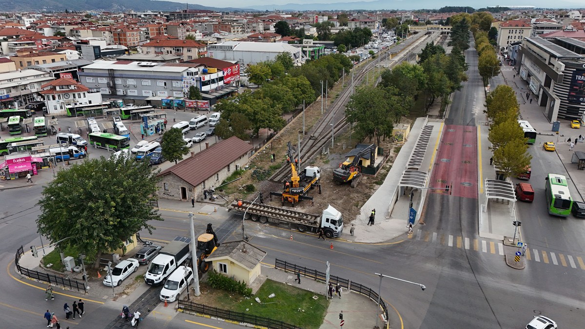 Gar Meydanı'nda rayların sökümüne başladı