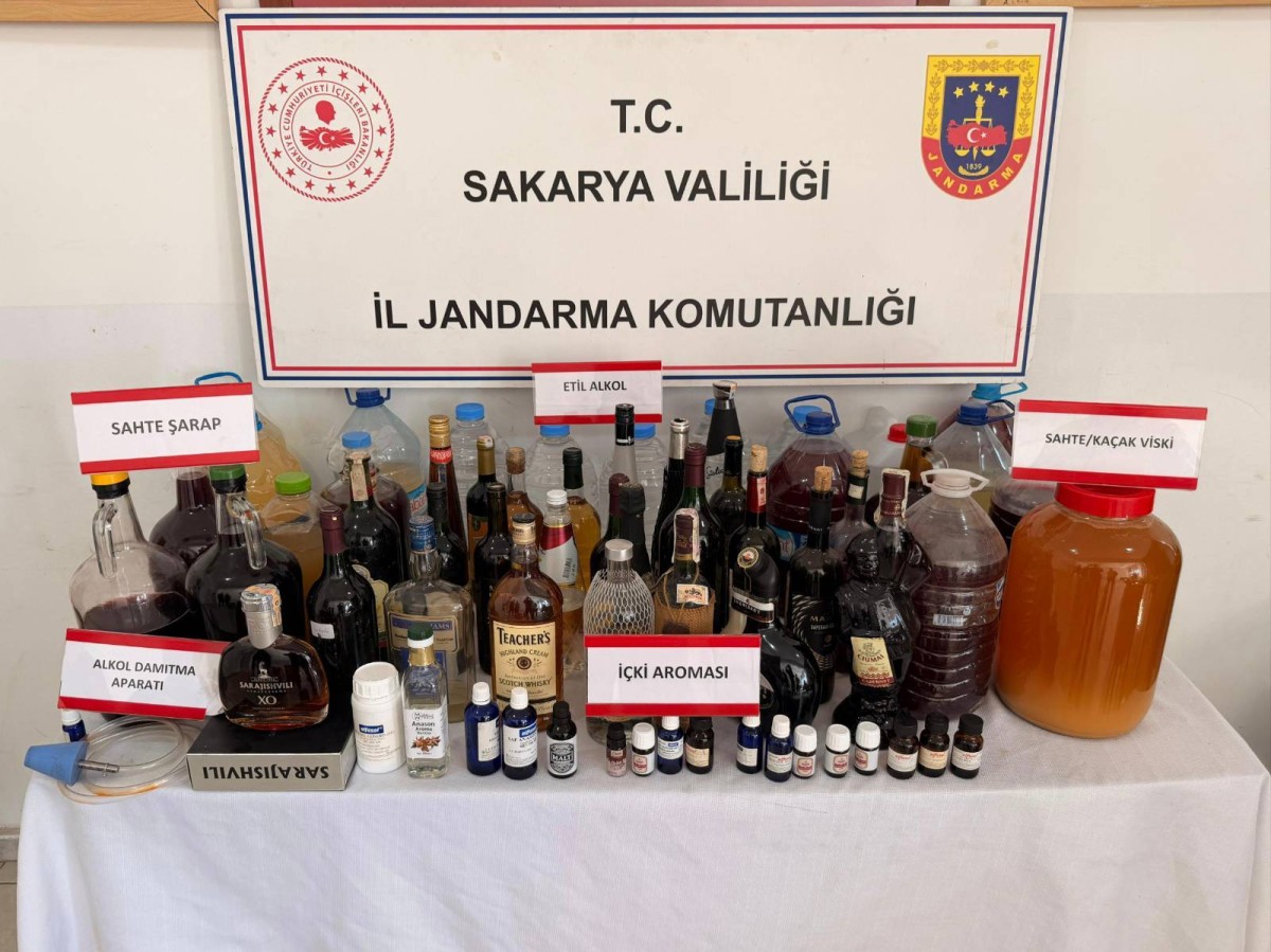 Sakarya'da 5 şüpheliye yönelik operasyonda 153 litre sahte alkol ele geçirildi