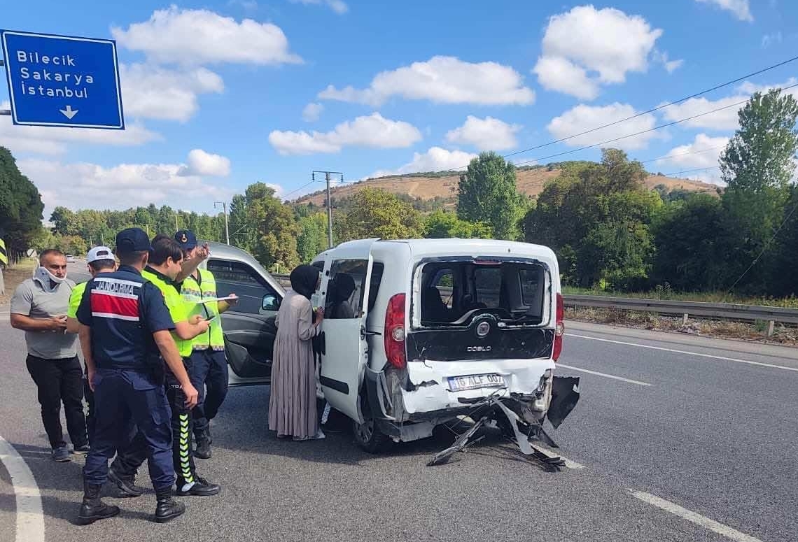 Bilecik'te otomobilin hafif ticari araca çarpması sonucu 7 kişi yaralandı