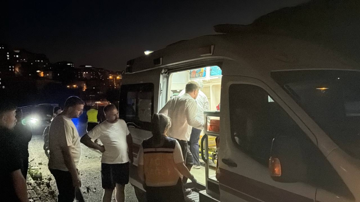 Kocaeli'de belediye otobüsü ile 2 otomobilin çarpıştığı kazada 3 kişi yaralandı