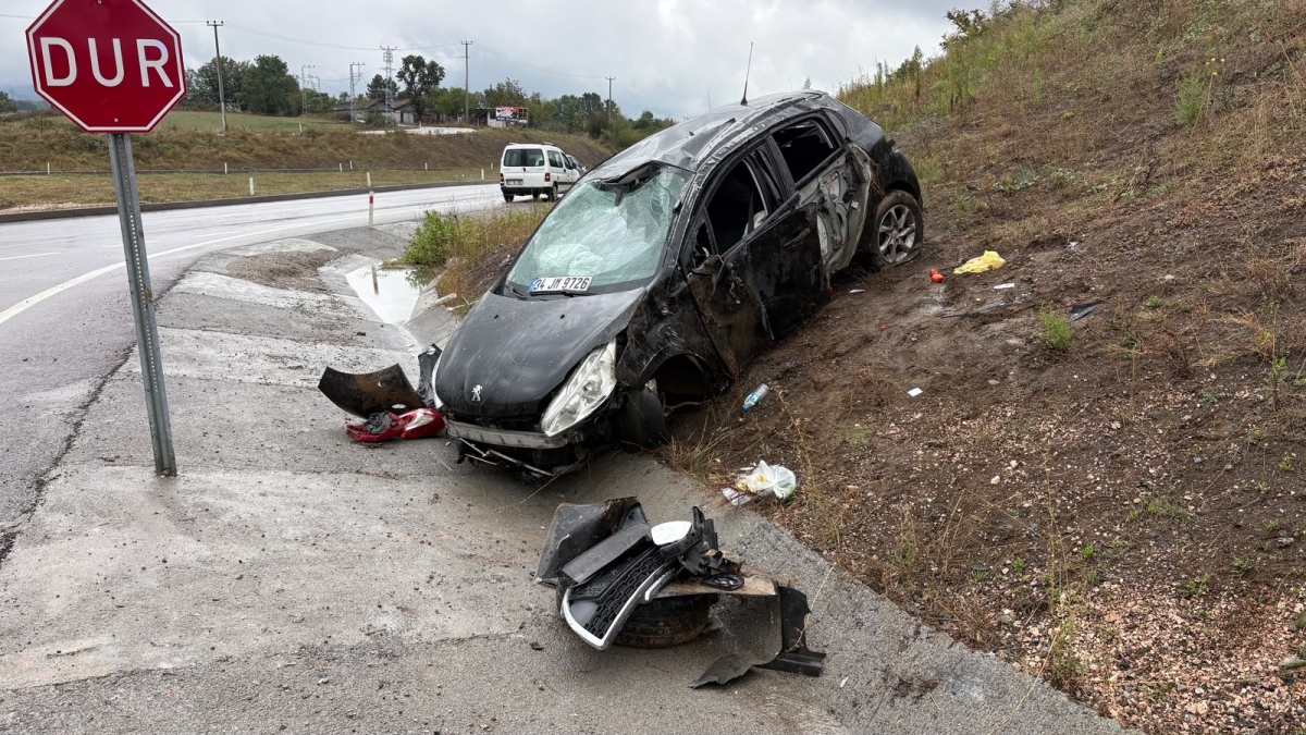 Sakarya'da takla atan otomobildeki 2 kişi yaralandı
