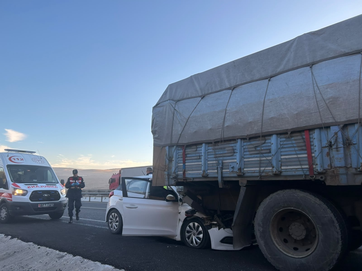 Bilecik'te kamyona çarpan otomobildeki 1 kişi öldü, 2 kişi yaralandı