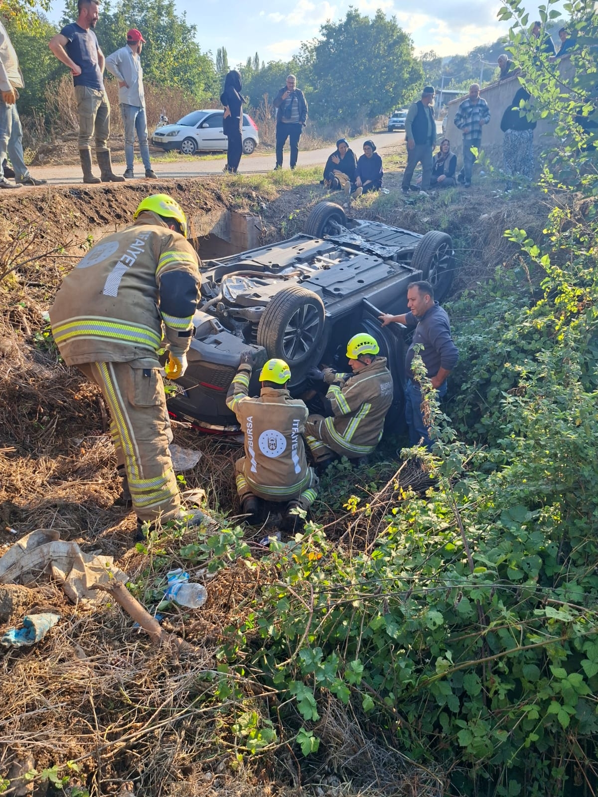 Bursa'da dereye devrilen otomobildeki 4 kişi yaralandı