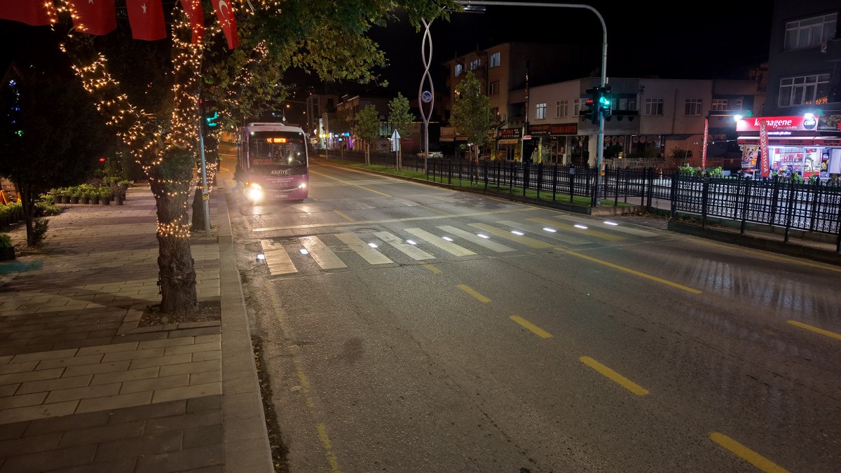 Büyükşehir yaya güvenliğini artıran akıllı uygulamanın ilk örneğini hayata geçirdi