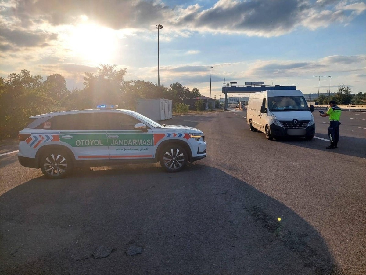 Sakarya'da belgesiz taşınan 2,2 ton midye ile 156 küçükbaş hayvana el konuldu