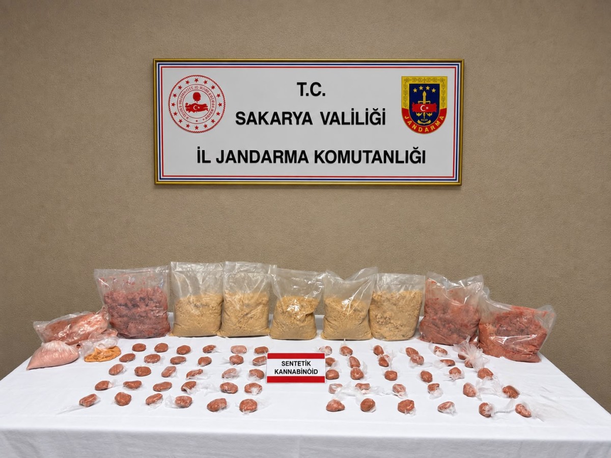 Sakarya'da bir evde valize ve buzdolabına gizlenmiş yaklaşık 19,5 kilogram sentetik uyuşturucu bulundu