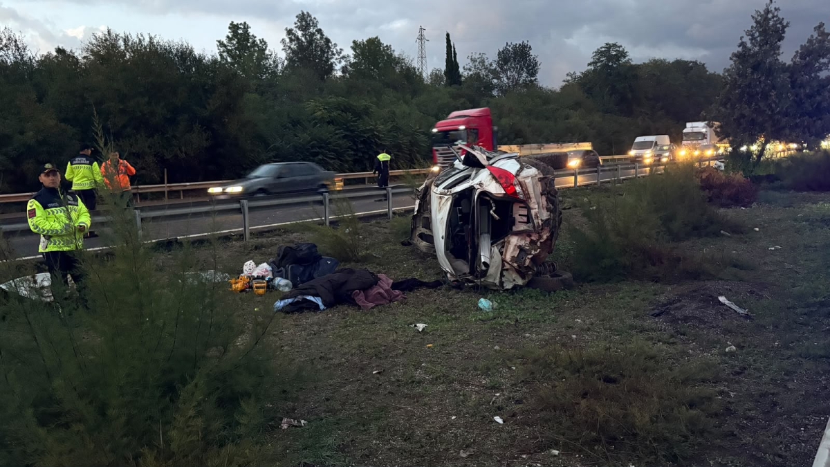Anadolu Otoyolu'nun Sakarya kesiminde devrilen otomobildeki 1 kişi öldü, 4 kişi yaralandı