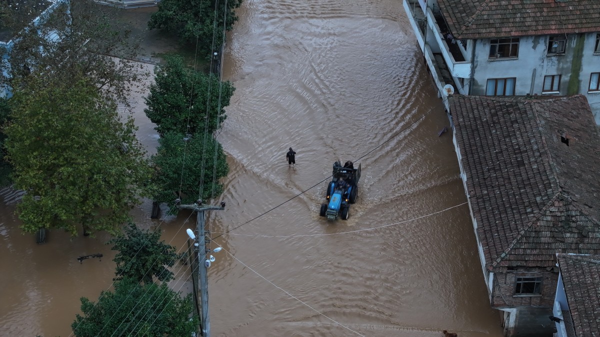 Sakarya'da yağıştan etkilenen mahallede ulaşım kepçe ve traktörlerle sağlanıyor