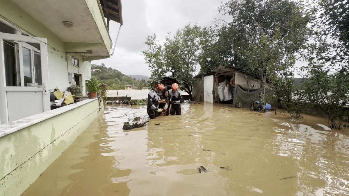 Sakarya'daki selde mahsur kalan 4 kişi kurtarıldı