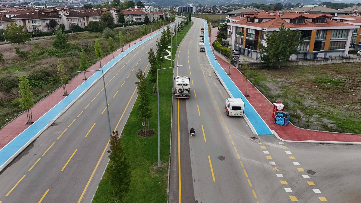 Büyükşehir ekipleri yağışın bıraktığı çamur ve tozları temizliyor