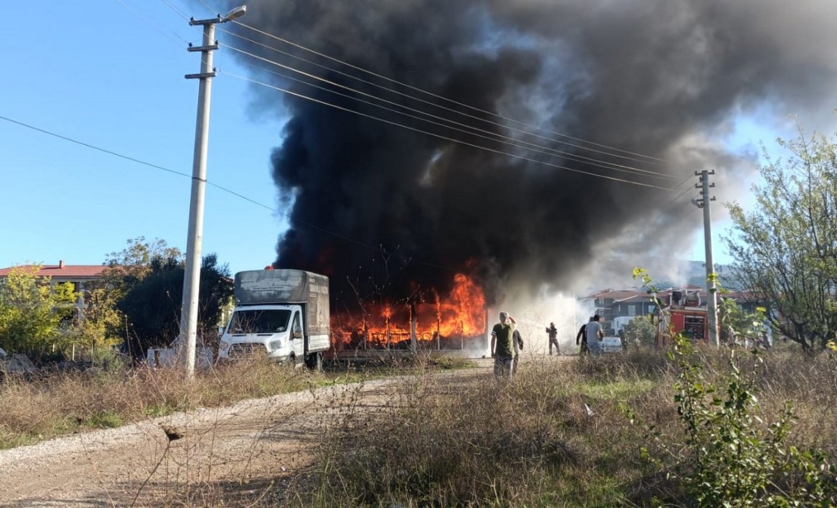 Sakarya'da yangın çıkan mobilya atölyesi kullanılamaz hale geldi
