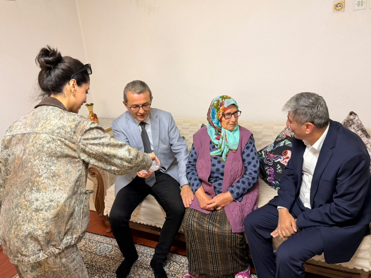 YADEM Yaşlılar Gününde eli öpülesi büyükleri unutmadı