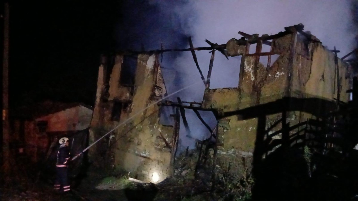 Sakarya'da yangın çıkan samanlık kullanılamaz hale geldi