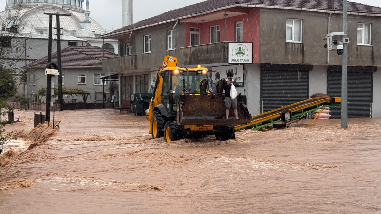 Sakarya'da etkili olan sağanak nedeniyle Karasu Deresi taştı