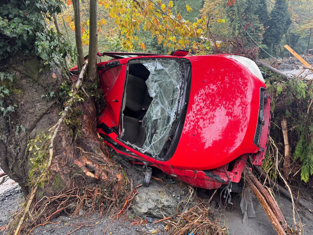Sapanca'da sağanakla çöken yollar, yıkılan köprüler hasarın boyutunu ortaya koydu