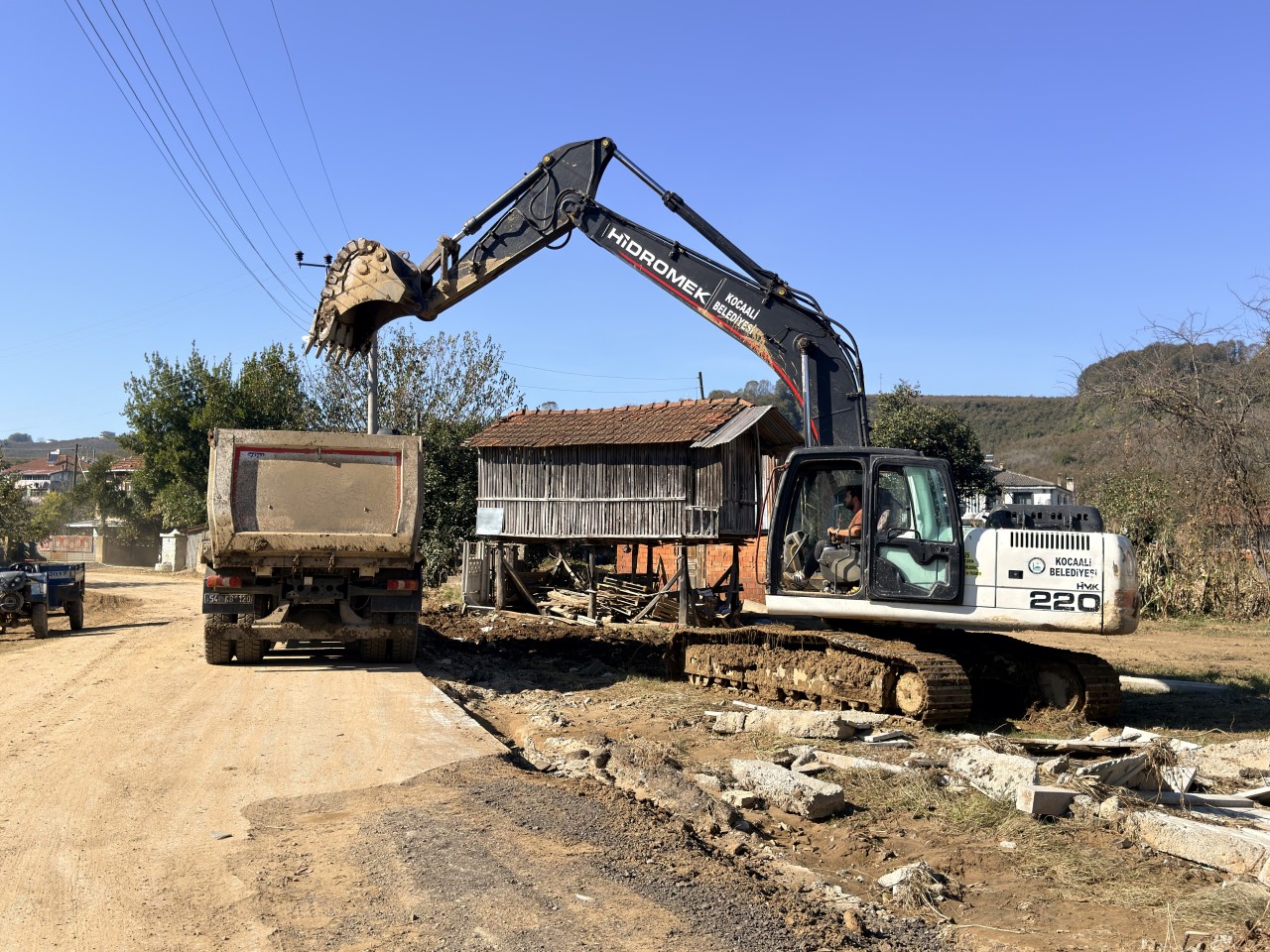 Sakarya'da 27 yıl aradan sonra ilk kez başlayan mahalle bazlı kentsel dönüşümde yıkımlar yaklaşık yüzde 50 seviyelerine ulaştı.